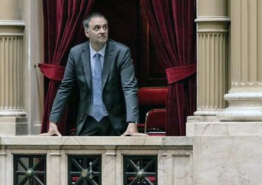 La oposición teme que Manuel Adorni abandone la sesión informativa y armó un plan para evitarlo.
