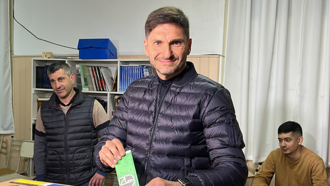 El gobernador Maximiliano Pullaro votando bajo el sistema de boleta única, que será reformado.