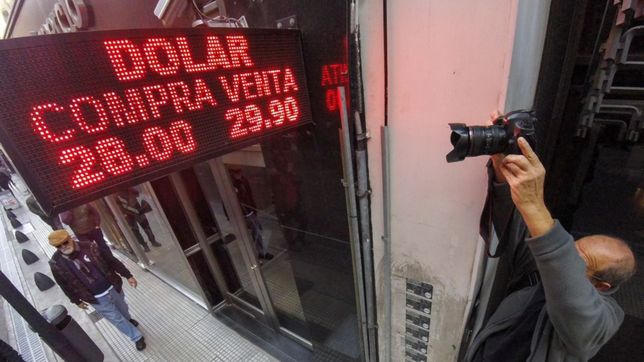 con la seleccion eliminada, empieza el partido clave: el futuro del dolar