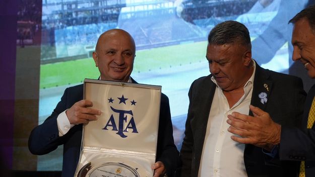 Russo metió al Chiqui Tapia en la cancha electoral de Lanús