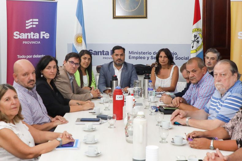 Reunión de paritarias entre funcionarios y funcionarias de Maximiliano Pullaro con los gremios docentes de Santa Fe.