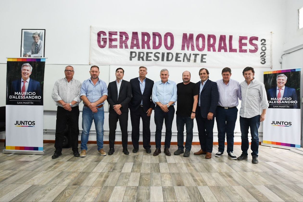 Morales rodeado de intendentes y dirigentes radicales en San Martín.