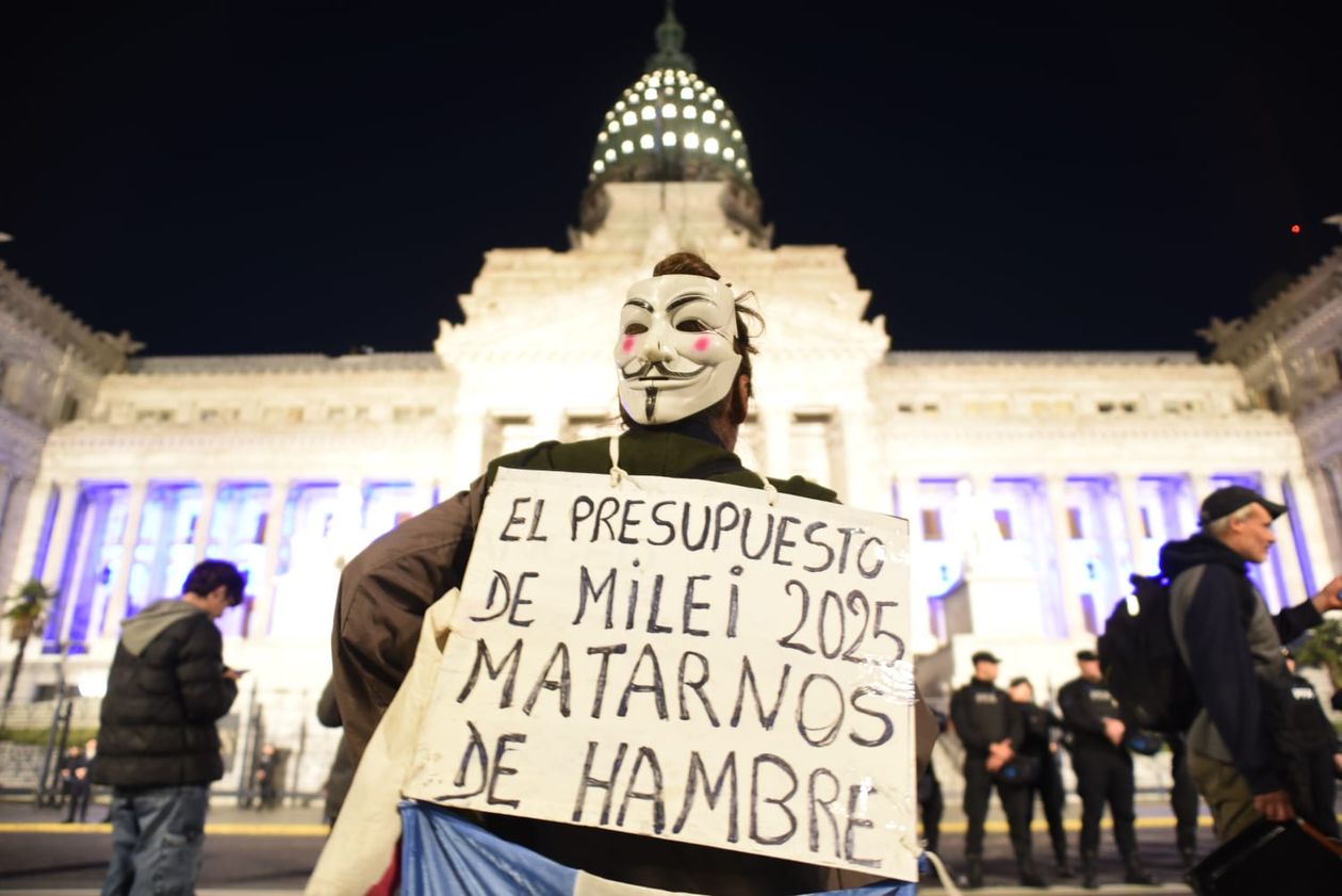 Protesta afuera del Congreso durante la presentación del Presupuesto de Javier Milei.