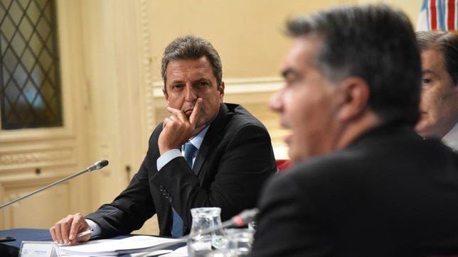 es la politica: en el gobierno abrazan la tesis batakis y piden mas cambios