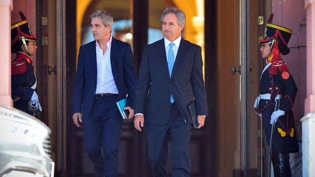 Toto Caputo y Pablo Quirno, secretario de Finanzas, salen de la Casa Rosada.