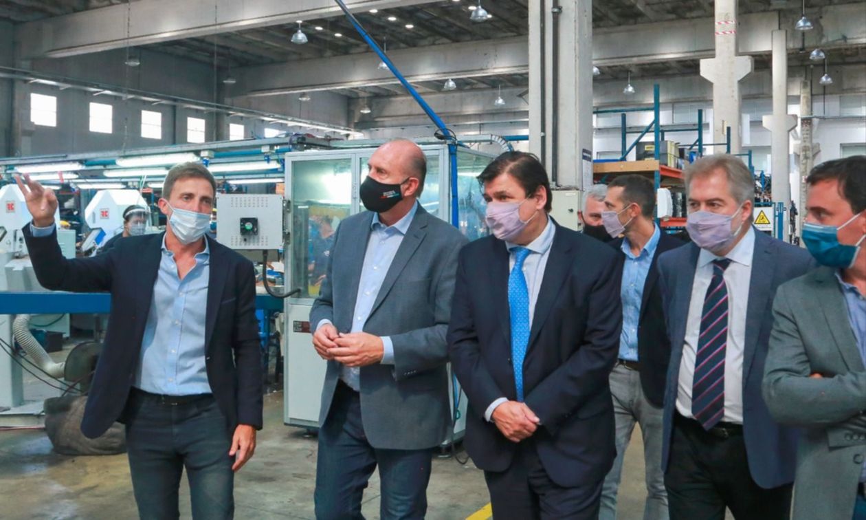 Omar Perotti en una de las tantas recorridas por fábricas santafesinas Omar Perotti