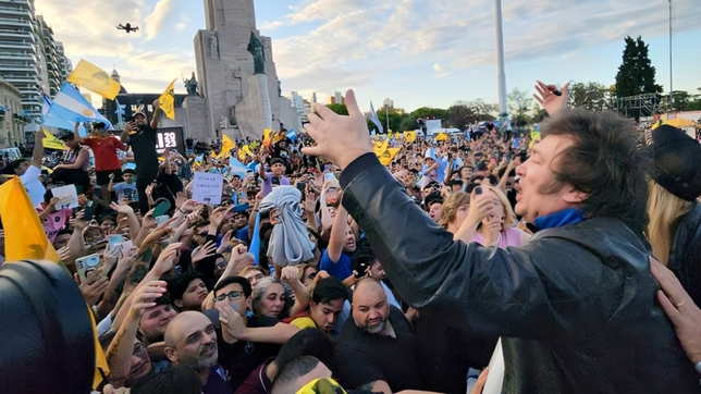 Javier Milei cierra su campaña en Rosario rodeado de un gabinete con el boleto picado