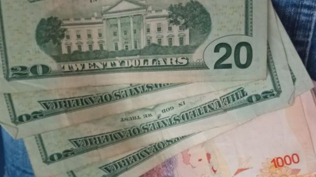 el dolar se dispara con el impulso de una explosion de pesos y tension electoral