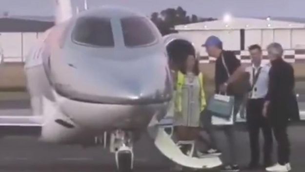 Pepé, pepé, pepé. Manuel Adorni aborda el vuelo privado que lo llevó al carnaval de Punta del Este.