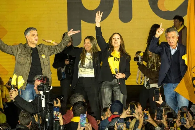 Mauricio Macri, arriba del escenario en el lanzamiento del PRO. 