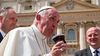El papa Francisco toma mate en el Vaticano