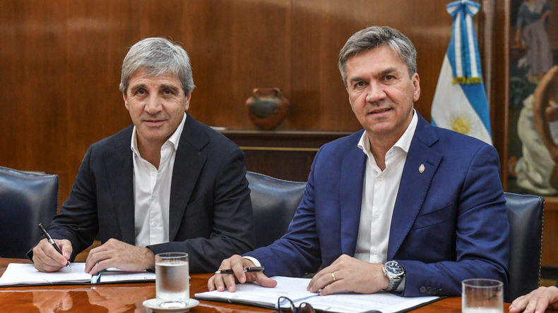 Toto Caputo y Lendro Zdero en el Ministerio de Economía, durante una visita del gobernador de Chaco en diciembre de 2024. 