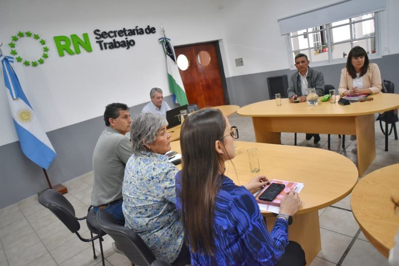 Paritaria. La Azul Arancibia reunida con la ministra de Educación y Derechos Humanos, Patricia Campos. 
