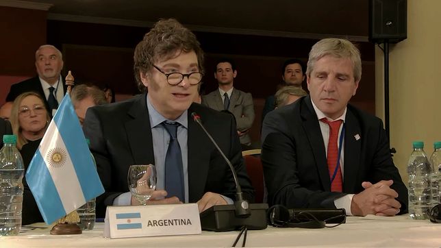 Javier Milei y Toto Caputo frente a la negociación con el FMI