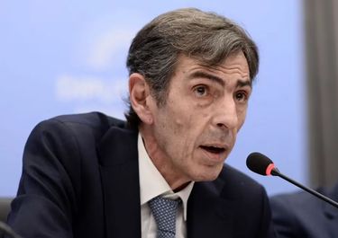 El Gobierno estira la concesión de las represas y hay chispazos entre Toto Caputo y Eduardo Rodríguez Chirillo