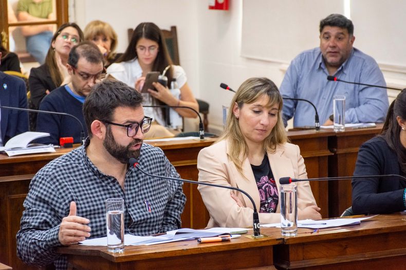El jefe del bloque oficialista, Leandro Carpintero, redobla la atenci&oacute;n para mantener el orden en el Concejo de R&iacute;o Cuarto