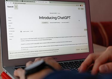 El 30 de noviembre se cumplirán tres años desde que ChatGPT irrumpió en el mundo democratizando el acceso a la inteligencia artificial.