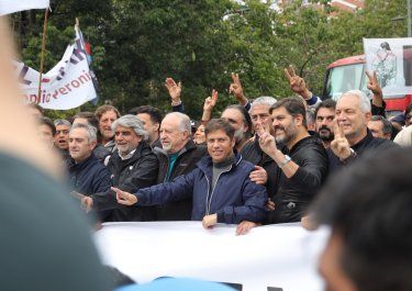 Axel Kicillof y su equipo de gobierno en la marcha de la CGT. Foto: Pilar Camacho.