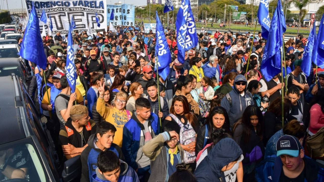 Multitudinaria marcha de las organizaciones sociales en el centro porteño
