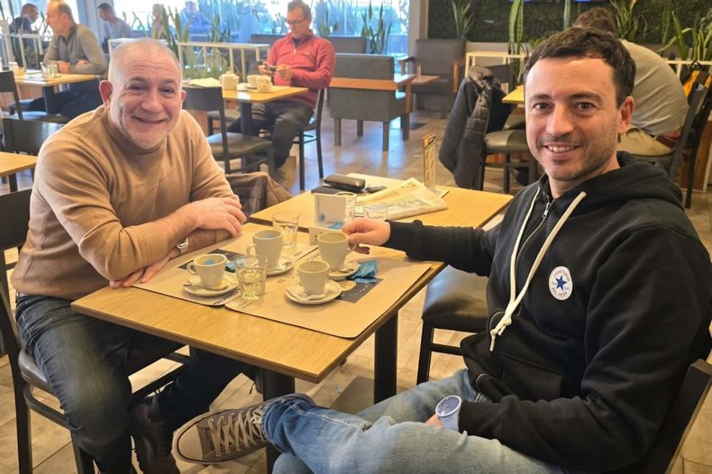 Luis Juez y Rodrigo de Loredo, en un encuentro de café en el sur de la ciudad de Córdoba&nbsp;