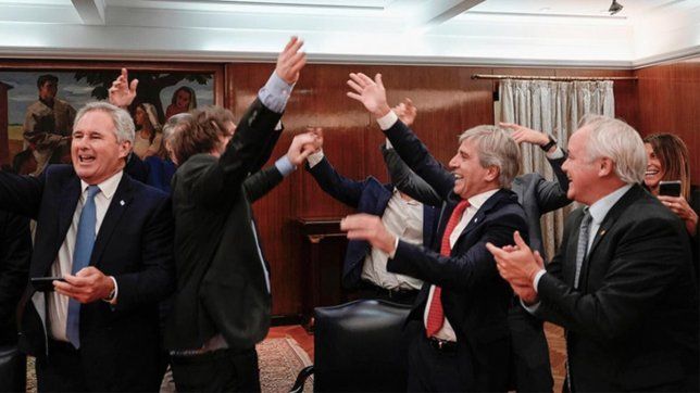 Toto Caputo, empoderado por Scott Bessent, definirá el nuevo precio del dólar.