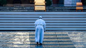 El papa Francisco camina solo en el Vaticano