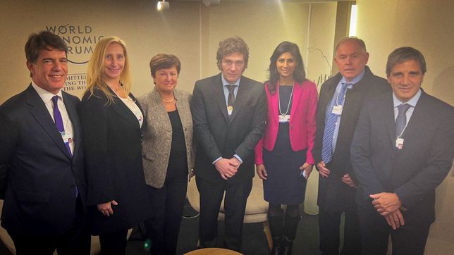 Nicolás Posse, Karina Milei, Kristalina Georgieva, Javier Milei, Gita Gopinath, Gerardo Werthein y Toto Caputo (Foto: Captura de la cuenta @OPRArgentina)