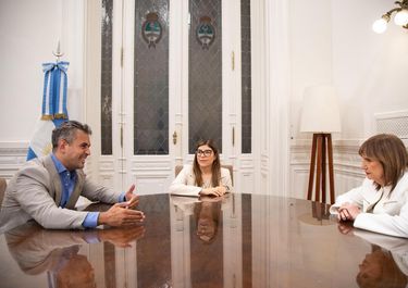 Verónica Razzini junto a Patricia Bullrich y Martín Menem en el Congreso para anunciar su ingreso a La Libertad Avanza.