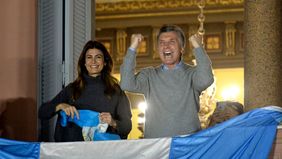 El balcón, la grieta y el modelo: crisis interna en el zénit del default