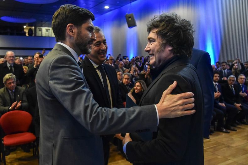 Maximiliano Pullaro, Pablo Javkin y Javier Milei, en la Bolsa de Comercio de Rosario.