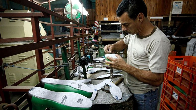 Con Toto Caputo, la industria del calzado perdió entre 7000 y 10.000 personas trabajadoras