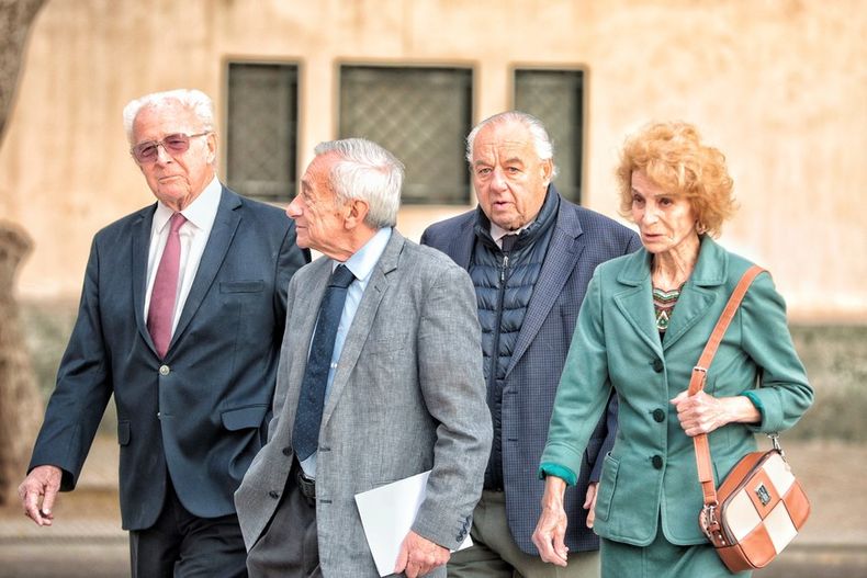 De lentes y mirando a cámara. Spuler integró la comitiva de cuatro cortesanos que el domingo 8 de septiembre del año pasado desayunó en la Casa Gris. 