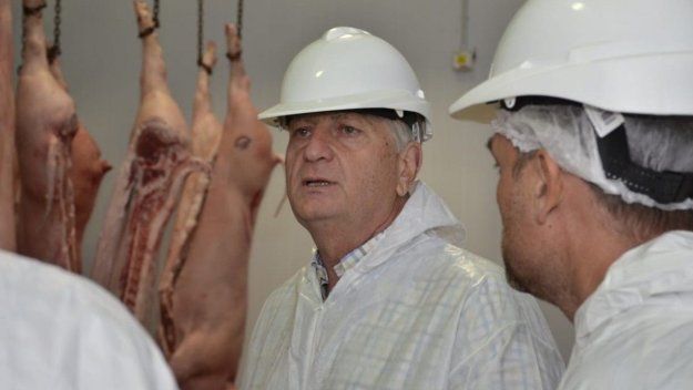 El gobernador de La Pampa, Sergio Ziliotto, en el frigorífico Bernasconi.&nbsp;