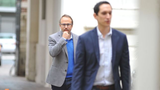 valenzuela, el unico opositor que acompano los anuncios de fernandez