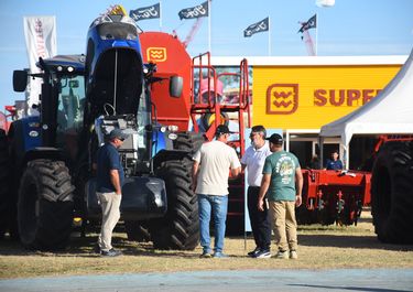El campo se entusiasmó, sacó créditos, compra fierros y espera una gran campaña