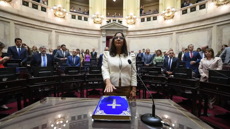La juje&ntilde;a Carolina Mois&eacute;s, figura destacada del desguace del peronismo en el Senado: desert&oacute; y fue condecorada por Patricia Bullrich con la vicepresidencia del cuerpo.&nbsp;