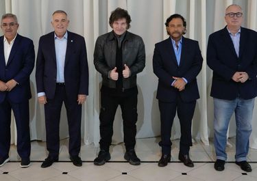 avier Milei, con los gobernadores Raúl Jalil, Osvaldo Jaldo, Gustavo Sáenz y Hugo Passalacqua. Los necesita para garantizar el DNU del FMI.&nbsp;