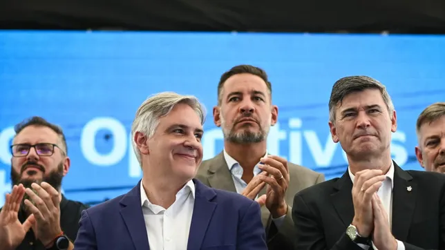 El gobernador de Córdoba, Martín Llaryora junto a Miguel Siciliano, Daniel Passerini y Javier Pretto.