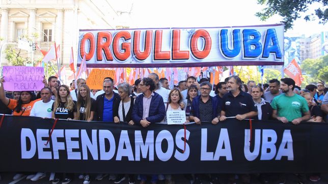 Estudiantes, docentes y no docentes de la UBA marchan hacia el Congreso (Foto: NA)