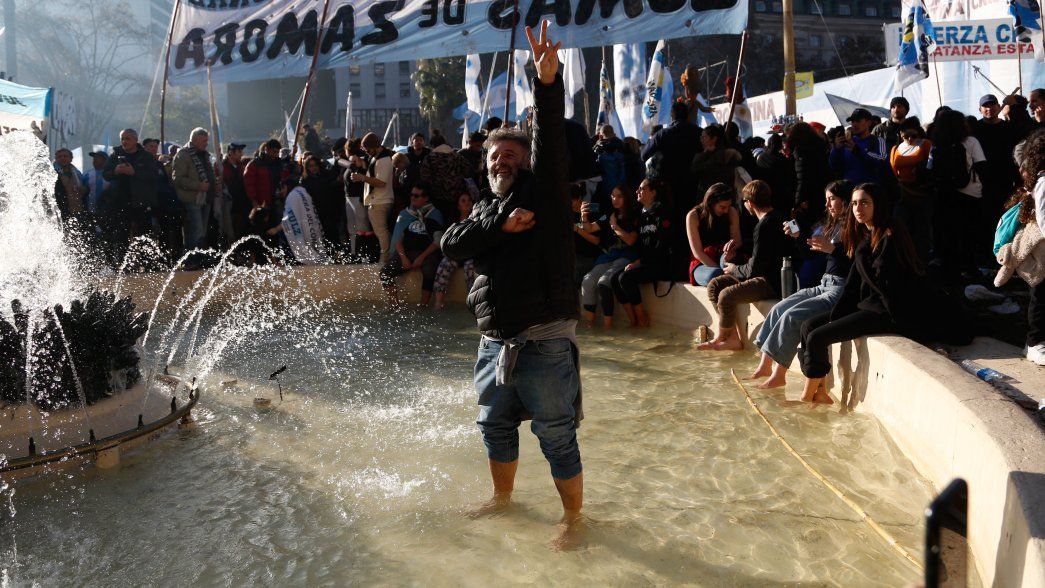 18 de junio de 2025, Plaza de Mayo. El peronismo volvió a poner las patas en la fuente por CFK (Foto: Victoria Gesualdi).