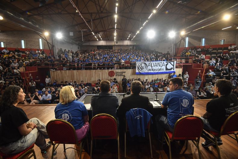 Axel Kicillof con referentes de la Juventud Universitaria Peronista
