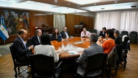 Curitas, diría Larroque: en pleno incendio, Batakis anunció dos medidas de bajo impacto