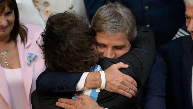 Javier Milei y Toto Caputo: abrazo de gol.