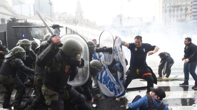 Caos y violencia afuera del Congreso.