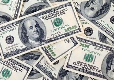 El dólar blue recortó la suba inicial, pero pegó un salto de $21