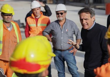 El ministro Gabriel Katopodis arenga a los trabajadores durante el paro activo.