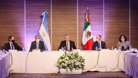 Siga siga: inmunizado, Guzmán se muestra con Fernández y el magnate Slim
