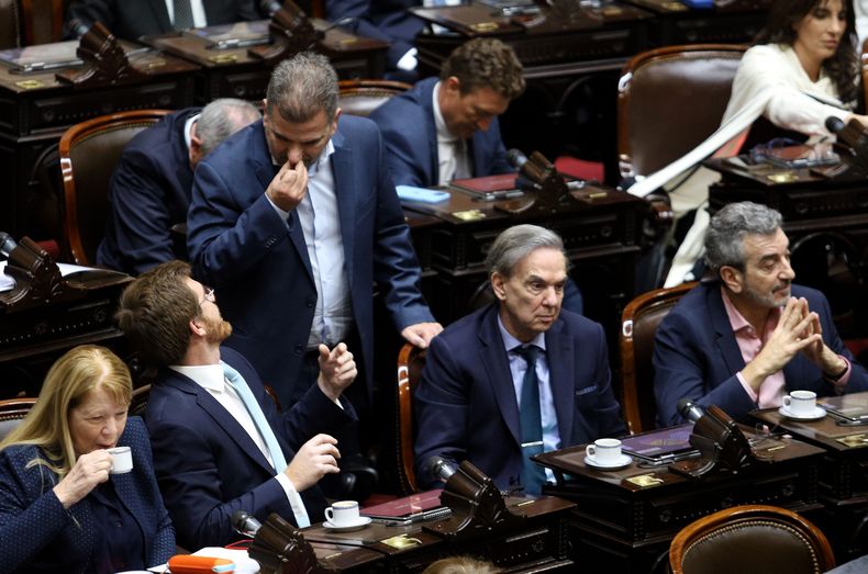 Nicolás Massot saluda a Cristian Ritondo al lado de Miguel Ángel Pichetto y Florencio Randazzo. Nicolás Massot saluda a Cristian Ritondo al lado de Miguel Ángel Pichetto y Florencio Randazzo.