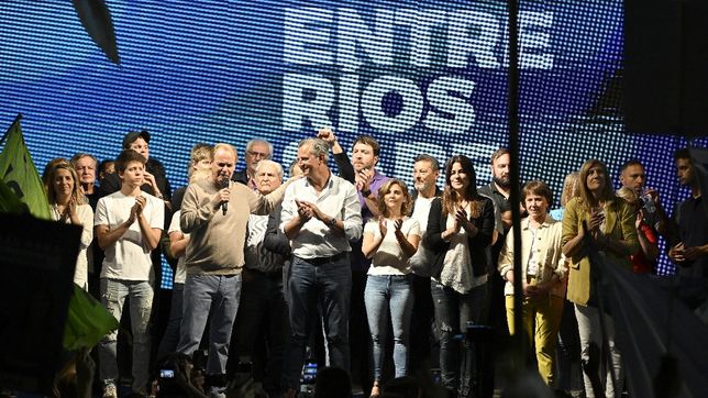 Adán Bahl, Gustavo Bordet y los candaditos y candidatos de Más para Entre Ríos en el cierre de la campaña en Paraná.