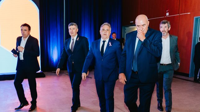 Luis Macario, presidente de la Unión Industrial de Córdoba, escoltado por Martín Llaryora y Daniel Passerini